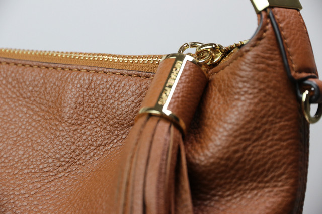 Michael Kors Handbag in Women's - Bags & Wallets in Gatineau - Image 4
