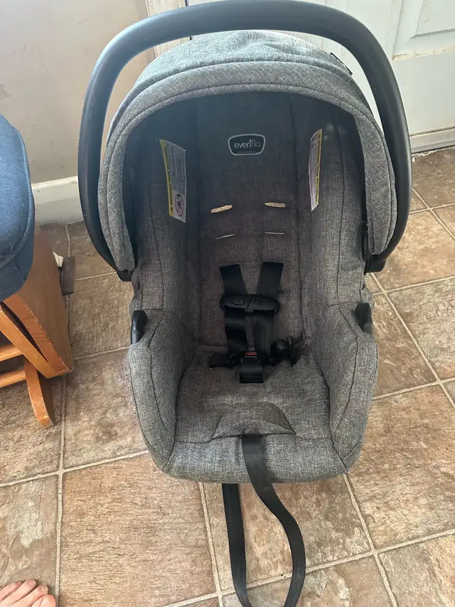 Evenflo Car Seat in Strollers, Carriers & Car Seats in Peterborough - Image 2