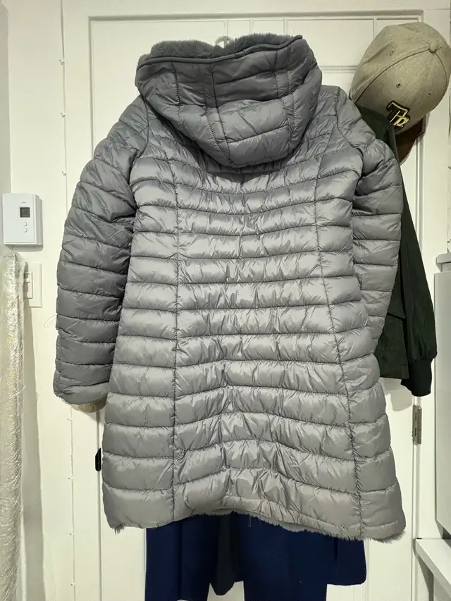 Annabell’s women’s reversible winter coat MEDIUM in Women's - Tops & Outerwear in City of Montréal - Image 4