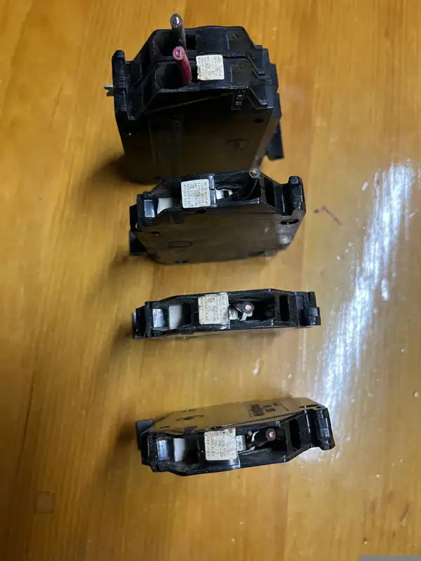 Disjoncteur (circuit braker) 15 amp GE in Electrical in Victoriaville - Image 5