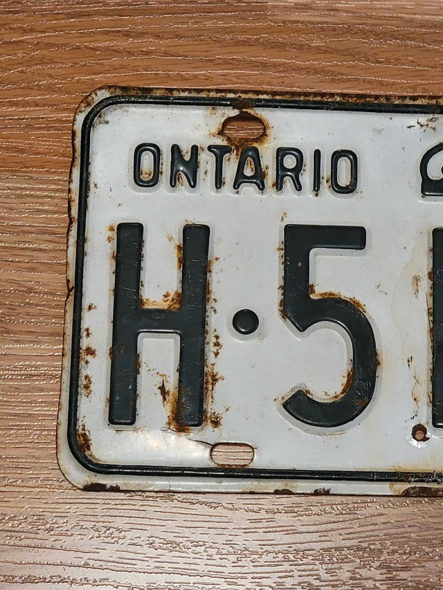 Expired Ontario License Plate 1964 H51300 in Arts & Collectibles in Calgary - Image 2