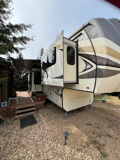 This unit has it all..... 3 AC units up top Washer/dryer Electric hot water heater Fantastic overhea...