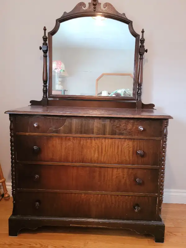 Antique dresser in Dressers & Wardrobes in City of Toronto - Image 4
