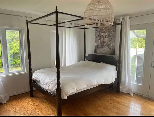 Base de lit baldaquin queen - Canopy bed frame queen dans Lits et matelas  à Ville de Montréal - Image 2