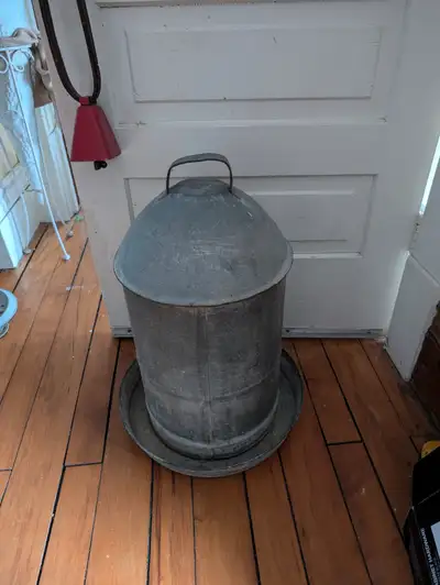 Heavy galvanized large steel chicken waterer / feeder . Great for birdfeeder . Stronger than new one...