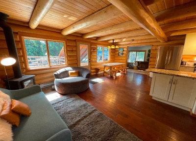 4 bedroom 1.5 bath log home for rent - Golden BC