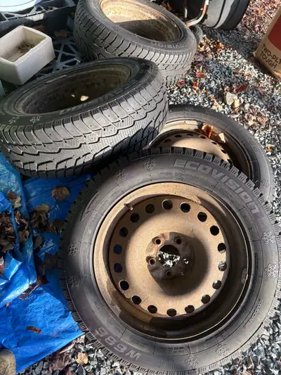 Used one winter with very little driving. Only selling as they don’t fit my new car. 225/65/R17 $600