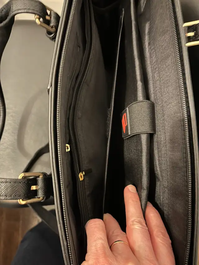 Laptop Bag - Black in Laptop Accessories in City of Toronto - Image 7