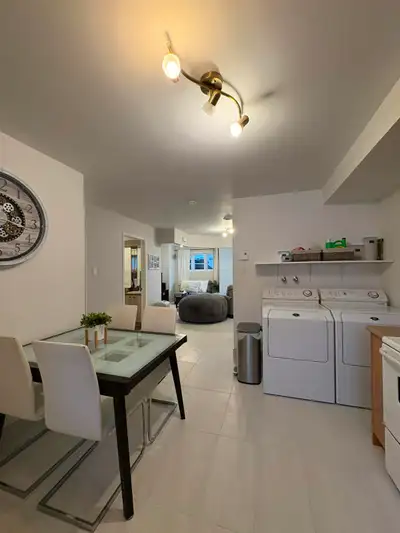 Logement situé près de tous les services (près du Walmart) dans un quadruplex tranquille. Stationnem...