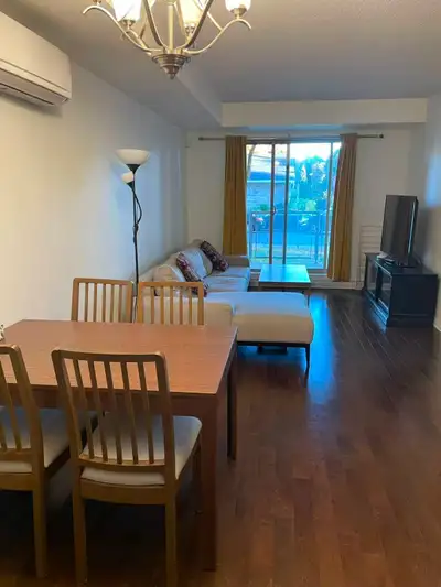 Ce charmant condo 3 - 1/2 situé dans le secteur prisé de Marcel-Laurent à Ville Saint-Laurent est di...