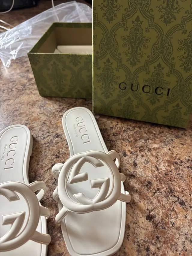 GUCCI CREAM SLIDE SANDALS in Women's - Shoes in City of Montréal - Image 2