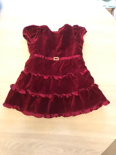 Pick up Transcona near club regent casino. Beautiful dress with puffy layers, button up back. Made b...