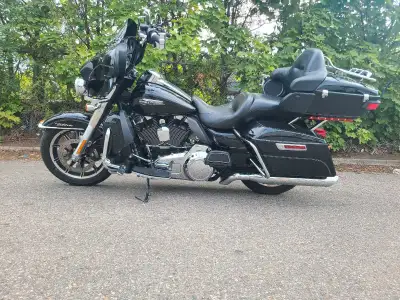 Experience the ultimate in touring comfort with this pristine 2016 Harley-Davidson Electra Glide. Th...