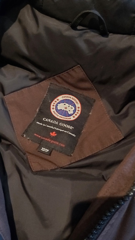 Canada Goose womens winter jacket, size XS in Women's - Tops & Outerwear in City of Toronto - Image 4