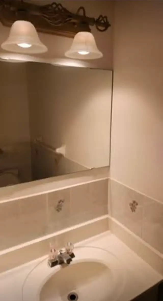 1 room basement for rent.Unfurnished, shared bathrooms/kitchen in Room Rentals & Roommates in Oakville / Halton Region - Image 3