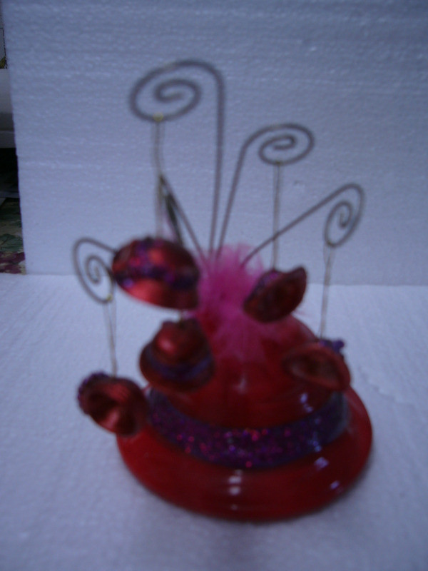 Red Hat Society Ceramic Red Hat with Sparkles and Feathers dans Art et objets de collection  à Dartmouth - Image 3