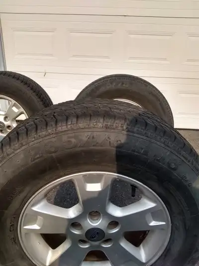 4 pneus d'été neufs avec jantes utilisé 2 mois était sur ford escape 2006 marque : techno ecolo