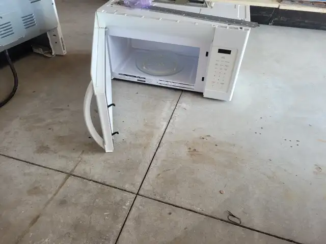 Oven and microwave. in Microwaves & Cookers in Peterborough - Image 3