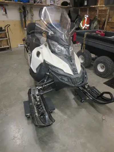 2017 Expedition Sport 900ACE. 9500kms. New track with 2" paddle, suspension front and back, tie rods...