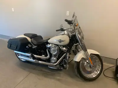 2018 Fatboy in excellent condition with 16640 km, colour metal flake white with satin finish, 240 re...