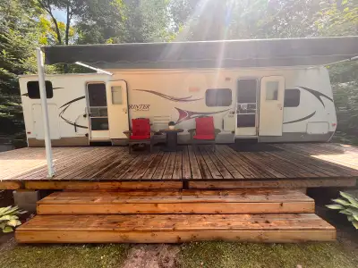2011 Keystone Sprinter 31BH Sleeps 10 2 tip outs 2 exterior doors 2 TV's 2 30lb propane tanks with c...