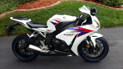 Honda CBR1000rr 2012 version HRC 20ieme anniversaire de la Fireblade Moto en excellente état, toujou...