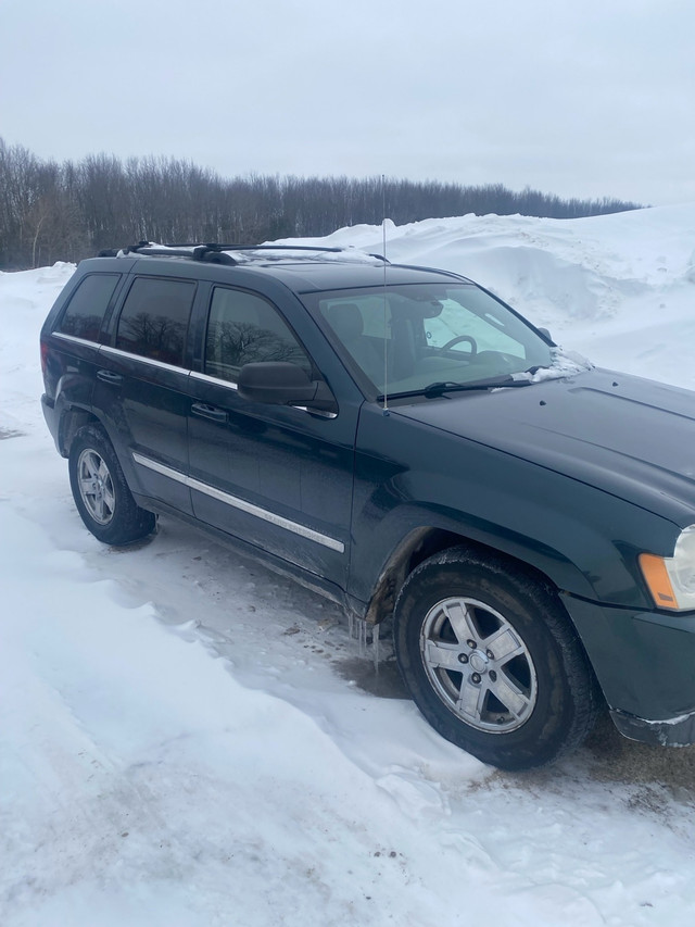 2005 grand Cherokee 4 x 4 5.7 hemi in Cars & Trucks in Guelph - Image 3