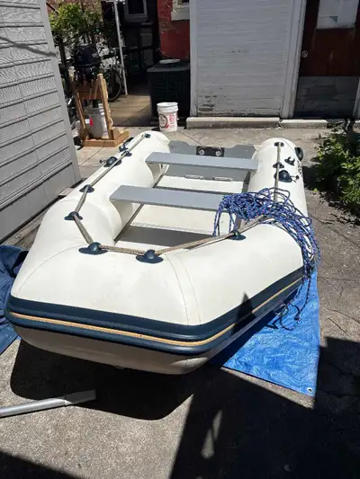 Excellent Condition extremely high quality 3.1 M (10.2 Feet)Tender. Complete with pump and paddles....