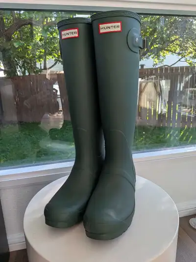 Brand New! Never Worn! Size 9 US / 7 UK These Hunter Original tall rain boots in a classic hunter gr...