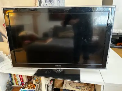 TV is in great condition and functioning great. Comes with remote. This is not a smart TV but has al...