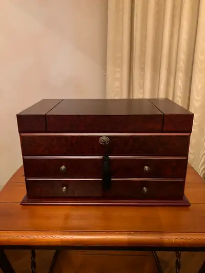 Vintage jewelry box from the Bombay Company that's been kept in great condition and I've done my bes...