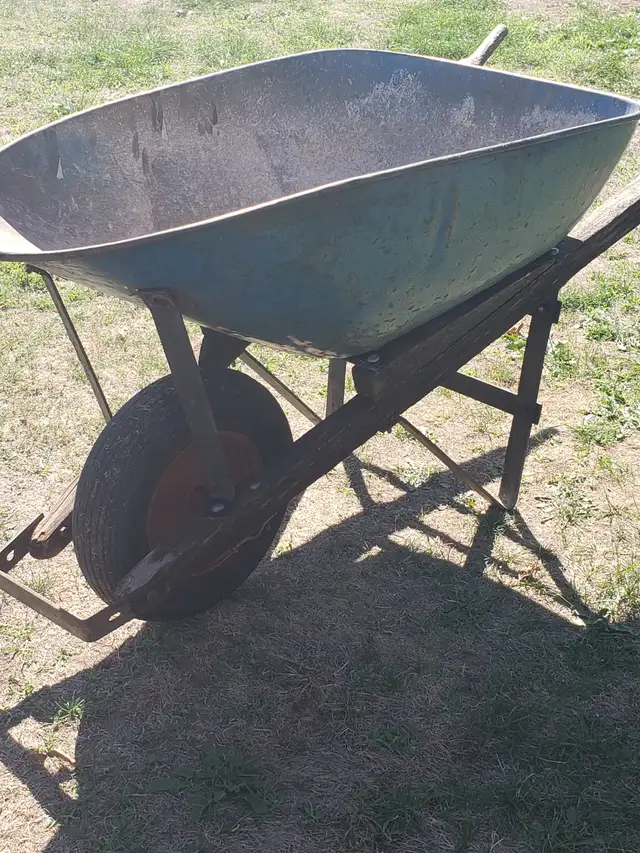 Wheel barrel in Hand Tools in Kawartha Lakes - Image 2
