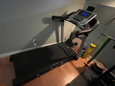 Nordic Track C700 Treadmill Beautiful machine. Works perfect. Lots of pre-programmed workouts and in...