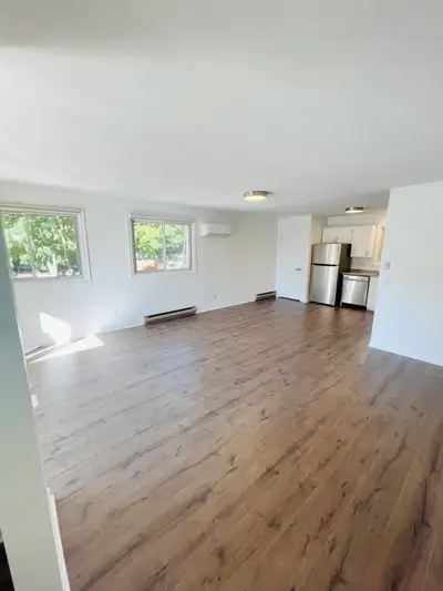 Welcome to 4A Byron street! This recently renovated private 2 bedroom 1 bathroom apartment is for re...