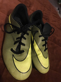 Soccer cleats - size 5Y