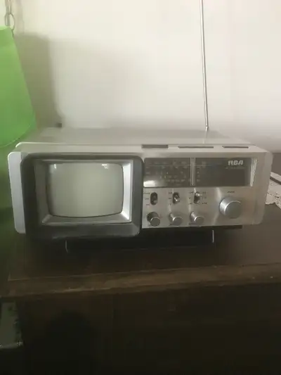 Like brand new and working. Vintage RCA radio tv combo. Nice vintage electronic