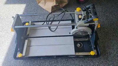 Mastercraft 7" sliding wet tile saw in excellent working condition. Smooth sliding table and powerfu...