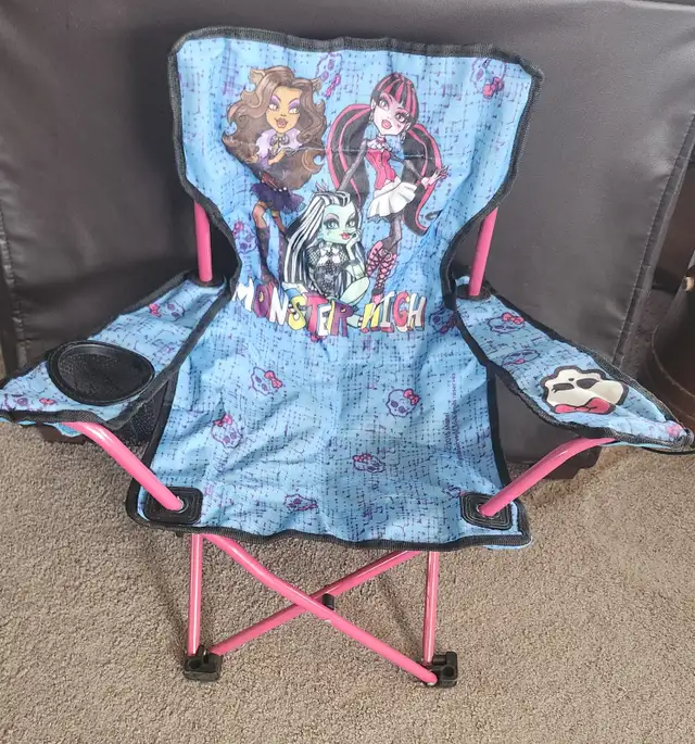 Like New Kids Monster High Folding Lawnchair with Storage Bag in Toys & Games in Calgary - Image 4