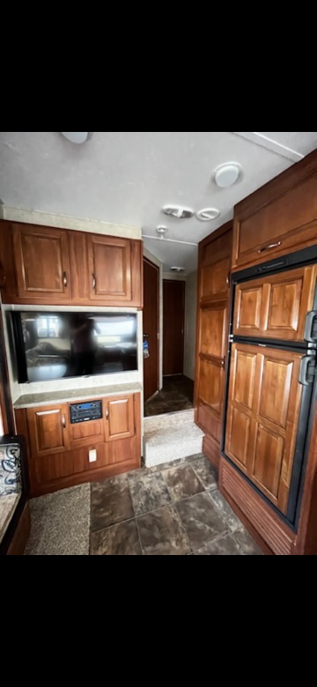 2013 cougar keystone 5th wheel RV in Travel Trailers & Campers in Fort St. John - Image 6