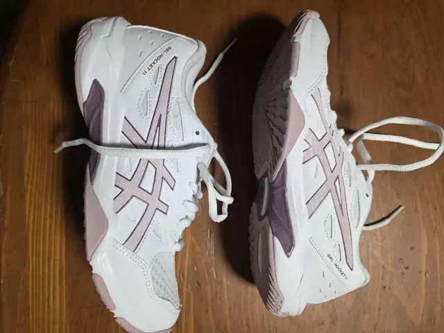 Asics Gel Rocket 11 women's size 6 in Women's - Shoes in Norfolk County - Image 2