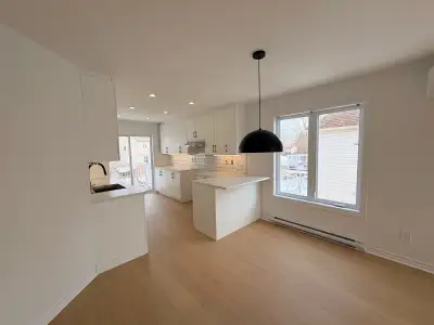 Superbe appartement entièrement rénové, situé au 3e étage d’un triplex tranquille dans un secteur tr...