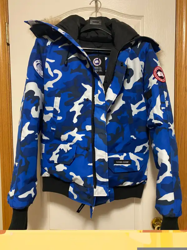 Canada goose men’s Jacket in Women's - Tops & Outerwear in Calgary - Image 2