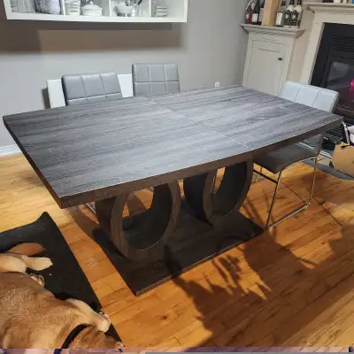 Table à diner 5' x 3' (rallonge de 15") intégrée. Très pratique, look moderne Quelques égratignures...