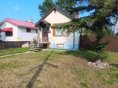 Private room in a clean and quiet house located in an awesome area near Mosaic Stadium and next to R...