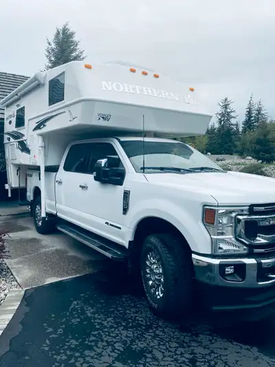 2022 F350 XLT Crew Cab, 6.7 liter power stroke V8 diesel in new condition. White exterior and grey i...