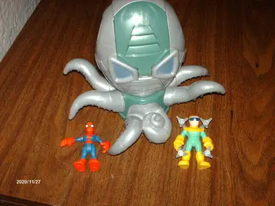 AVEC 2 FIGURINES COMME NEUVE APPELEZ AU 514-927-7083