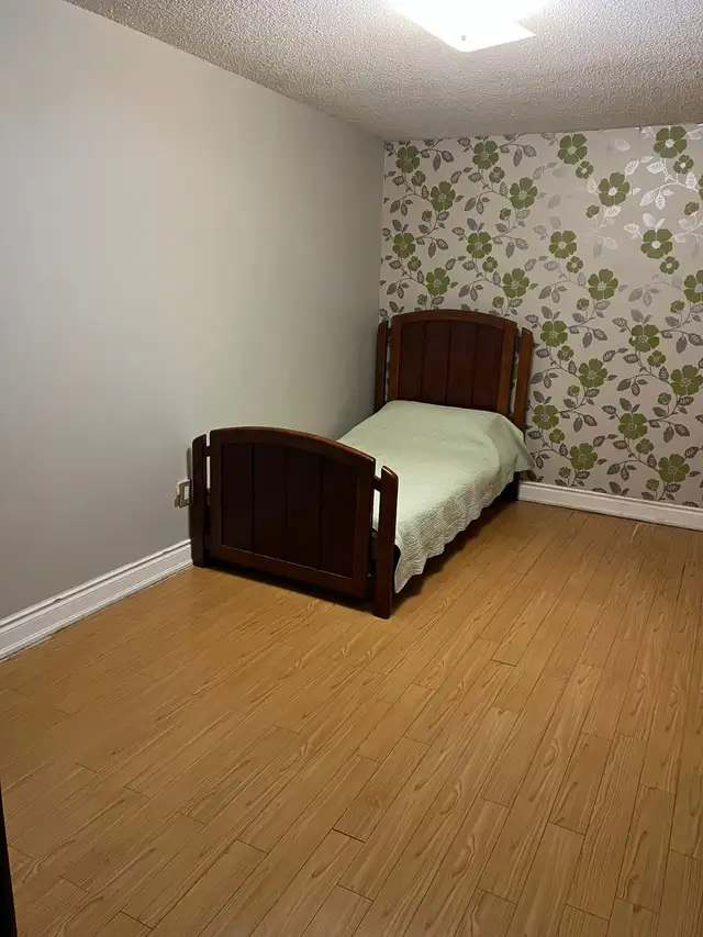 Large Furnished 2 Rooms Available Immediately – UTM