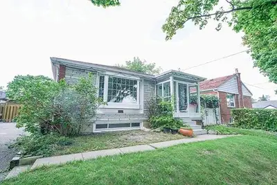 House for Rent in Etobicoke – Available from June 1, 2026 1️⃣ 3-Bedroom Main House Prime Location in...