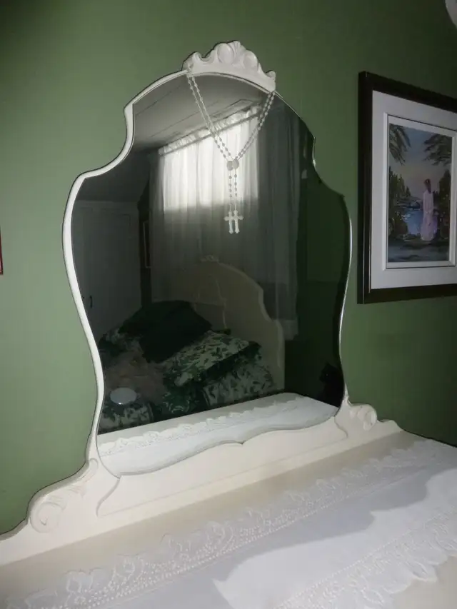 SET DE CHAMBRE BLANC,ANTIQUE CHINOIS. in Beds & Mattresses in Trois-Rivières - Image 10