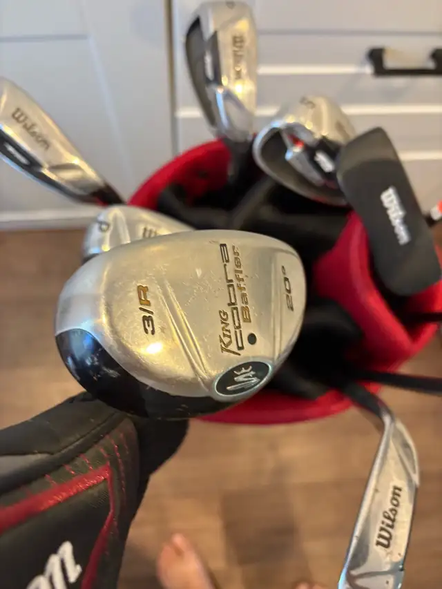 women’s right handed Wilson golf clubs and bag in Golf in Guelph - Image 5